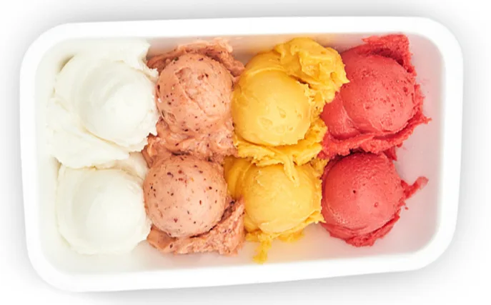 Degustazione di gelato artigianale con diversi gusti