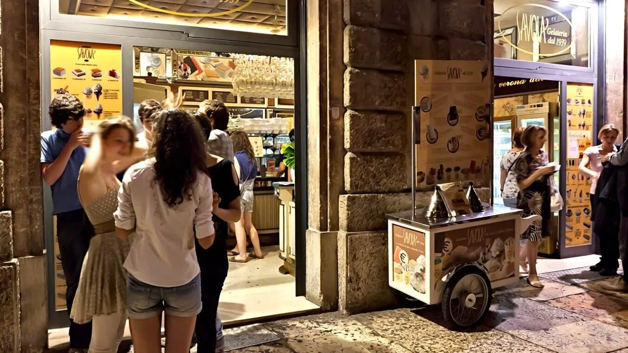 Persone che gustano gelato in una gelateria italiana