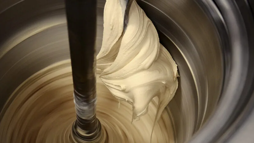 Mantecazione del gelato artigianale in una macchina professionale